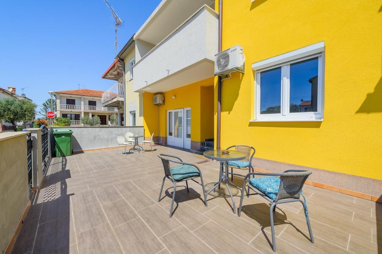 House With Apartments Mila Umag Kültér fotó
